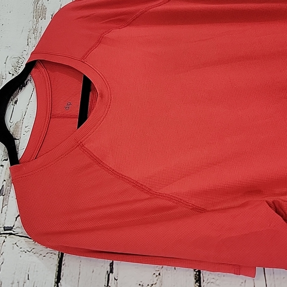 🆕️ dip Moisture Wicking Tshirt - Picture 2 of 6